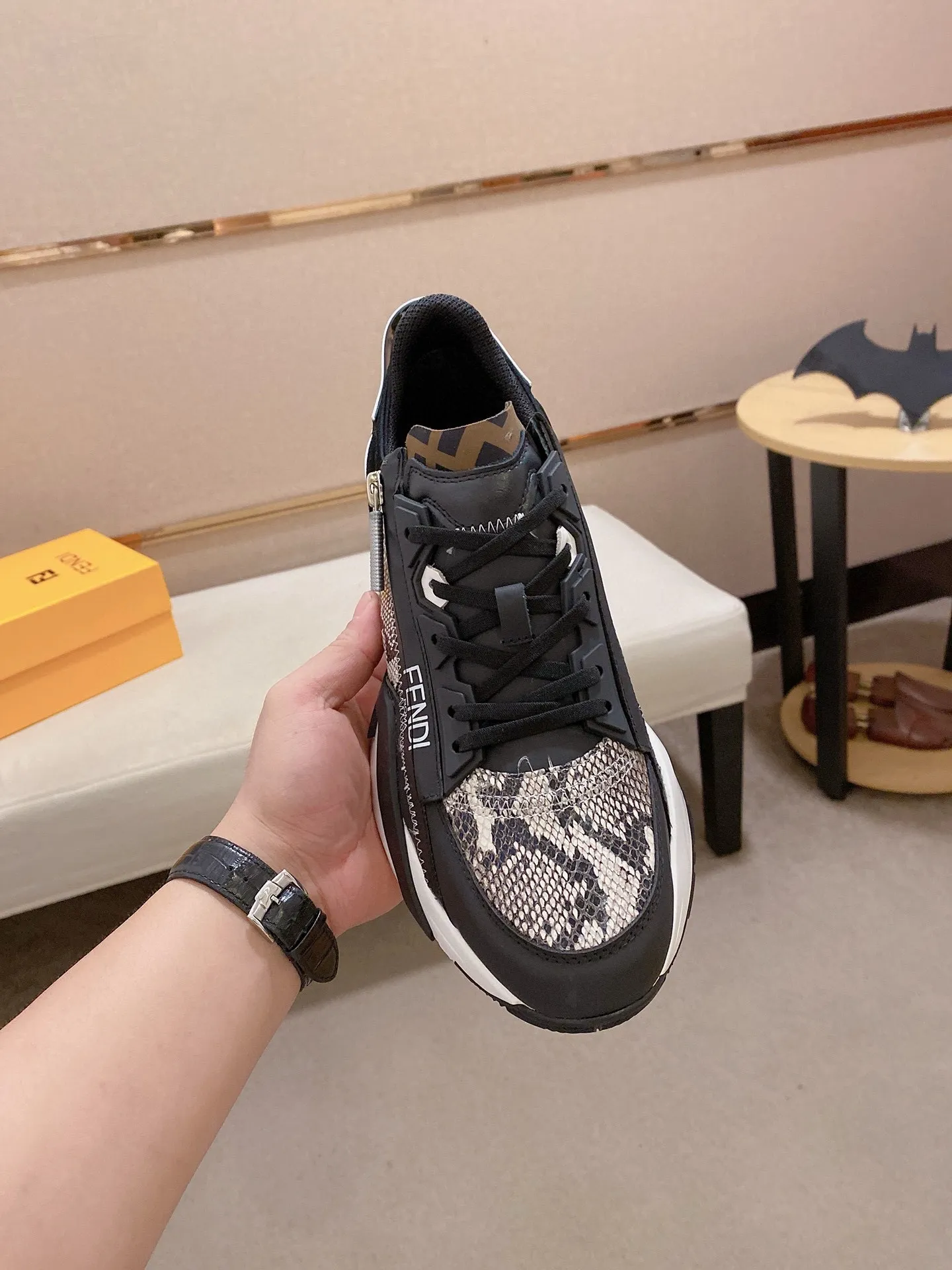 Men's shoes💰: 540💰(Higher version) [Fendi] Fendi's latest casual shoes for men! Available at counters simultaneously! A one-to-one replica of the original. The surface is made entirely of imported first-layer calfskin with crocodile pattern, the interior is made of first-layer water-dyed cowhide, and the original factory-supplied rubber outsole. Leading new fashion concepts. Matching code: 38-44 (45 can be customized)